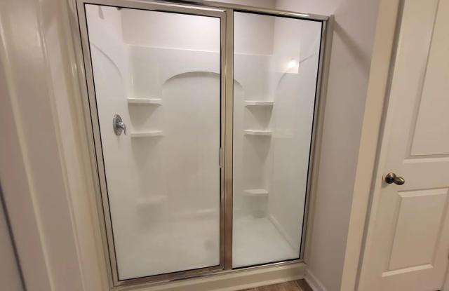 Room in 3 Bedroom Home at Guildford Hill Ln Gallery 3