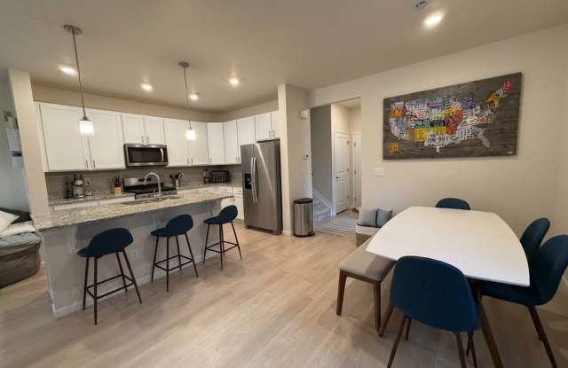Beautiful 3 bed, 3 bath Townhome with 2 car garage! Gallery 3