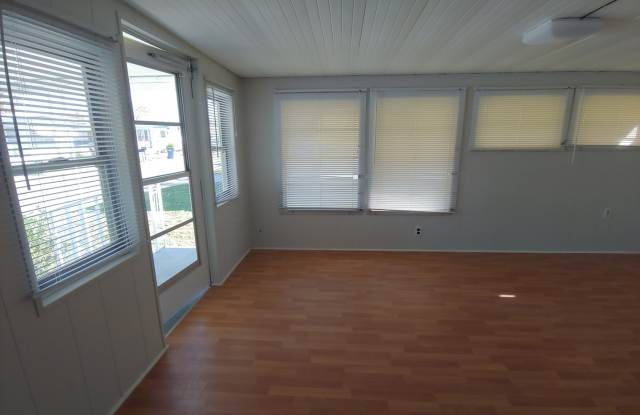 Affordable 3 bed/ 2 bath Mobile Home Available NOW! Gallery 4