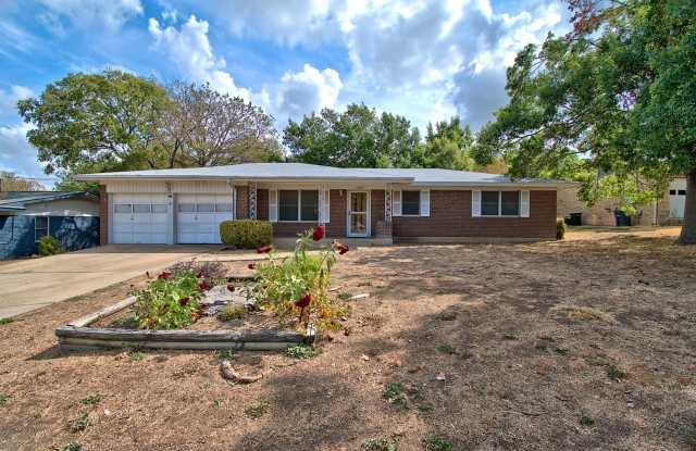 Charming 3 Bed 2 Bath 2 Car Garage in Tree Shaded North Oaks photos photos
