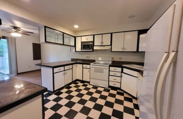 1401-1403 North Birchwood Avenue - 1401 Gallery 3