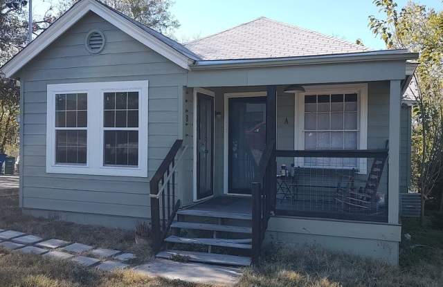 Cute duplex on large plot of land close to downtown photos photos