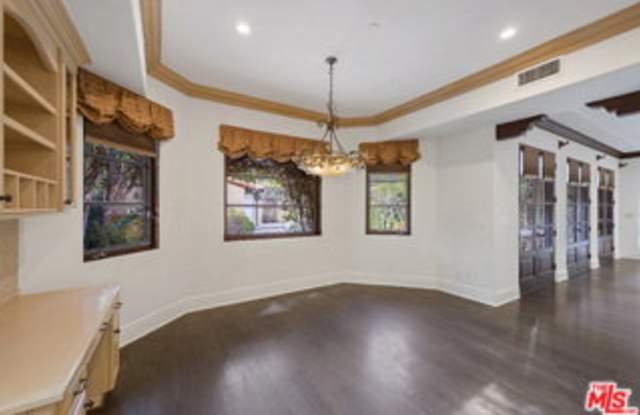 305 North Palm Drive Gallery 4