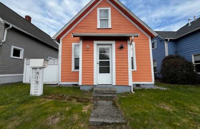 4 bedroom 1 bath house - Lakeway neighborhood - 419 Lakeway Drive, Bellingham, WA 98225