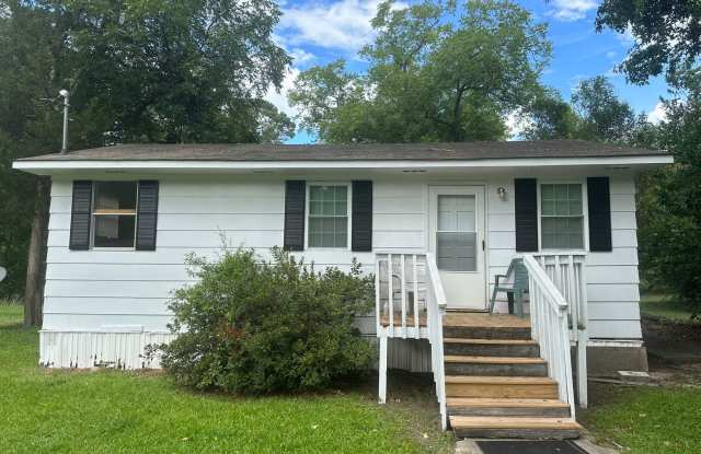 Updated 2BR Home with Large Yard in Batesburg photos photos