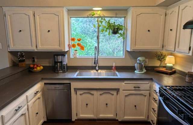 Fully Furnished 3 Bedroom Mountain Cabin with Garage, Large Deck & Scenic Views Gallery 3