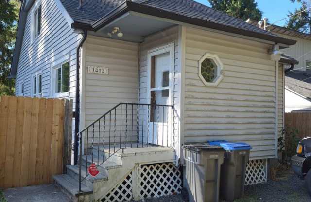 3 Bedroom 1 Bath Upper-level duplex in Rocky Point Gallery 1