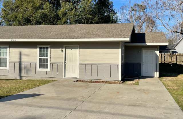 One Bedroom Duplex in Remerton! Gallery 1