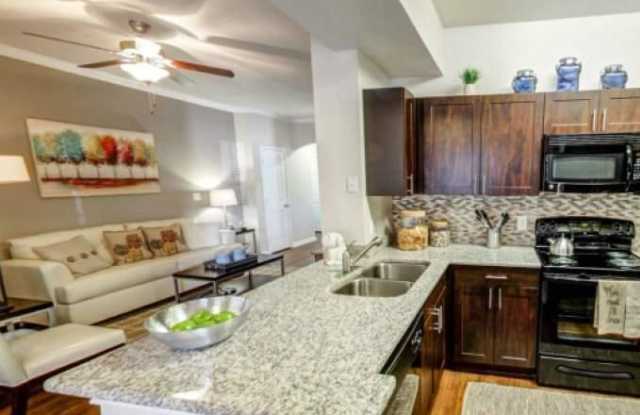 8289 N FM 620 Gallery 3
