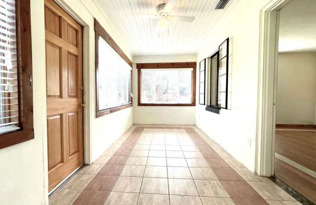 Just Listed! Large 1/1 Winter Park Home with Fenced Yard, Washer/Dryer & Lawncare Included Gallery 3