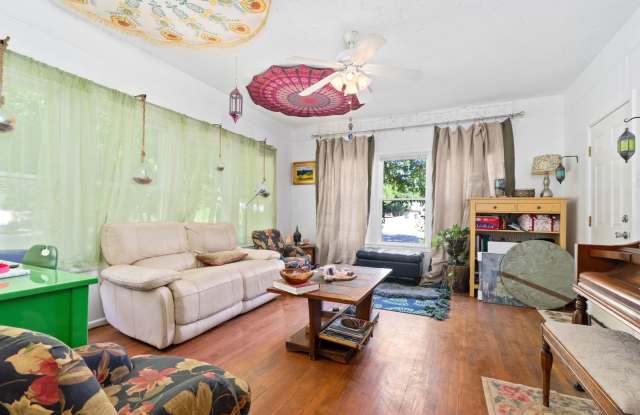 Large 4 Bedroom Home - Large Backyard Gallery 4