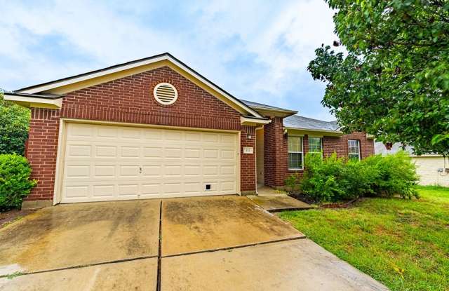 Discover Your Kyle Oasis: Luxury Living in a 4-Bedroom Gem with Garden Tub & Fenced Yard! Gallery 1