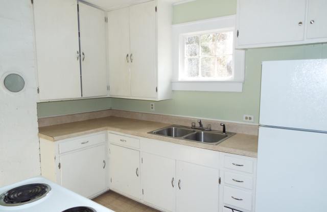 1 Bedroom/1 Bath House with bonus office space on Fisher Creek in Sylva NC $1100 a month with a yearlong lease photos photos