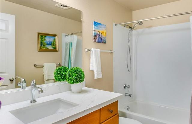 Beautiful Top Floor 2 Bed 2 Bath Condo in Factoria Gallery 3