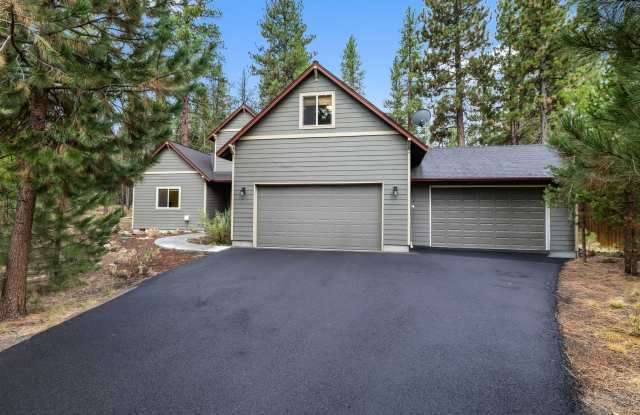 Spacious Home Near the Deschutes River Gallery 1