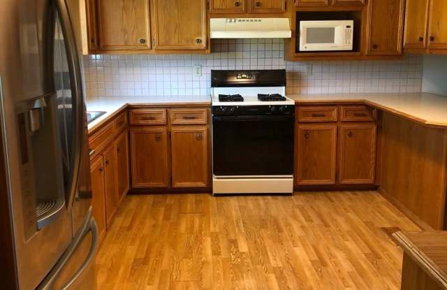 Large 4 bedroom 2 bath home right off of West Center Gallery 4