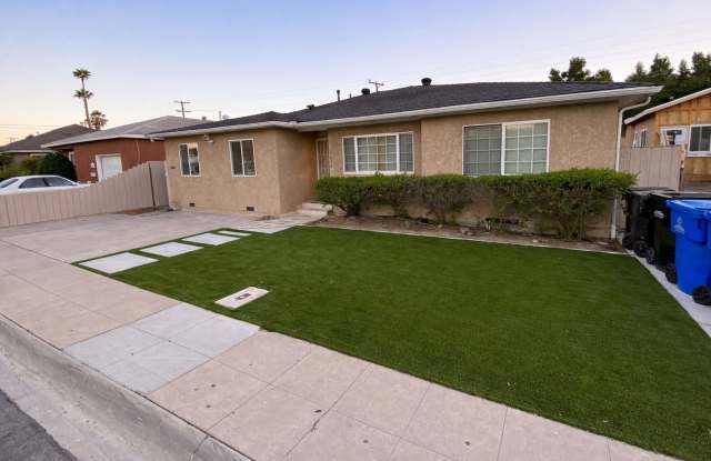 5 Bed / 3 Bath on Rockford Dr (Large Rooms & Backyard) – Walk to Campus!! photos photos