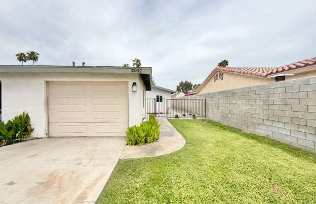 AVAILABLE NOW!! 3 Bedroom/ 2 Bathroom Duplex in Cathedral City! Gallery 3