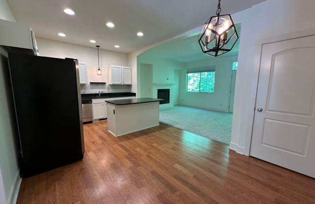 Beautiful 2 Bedroom Townhouse! Gallery 3