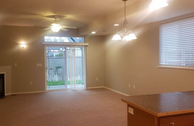 South Hill charmer! 2 bedrooms 2.5 bath townhouse Available October 10th!! Gallery 4