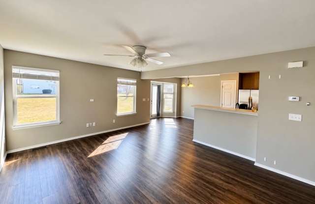 3/2.5 Bath Home in Villages at Homefield Neighborhood with Pool access! Gallery 1