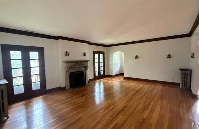 8368 Big Bend Boulevard Gallery 1