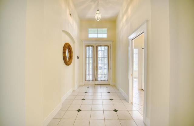 2 Bedroom Plus Den/Office Home - Relaxing Pond View and Pet Friendly Gallery 4