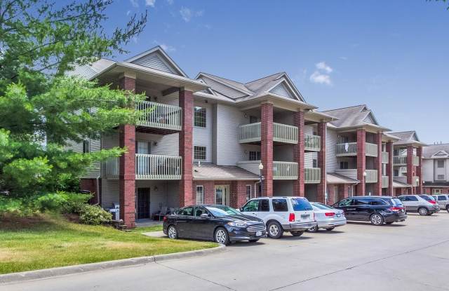 Large One Bedroom Walking Distance to UIHC, AVAILABLE NOW - 1059 West Benton Street, Iowa City, IA 52246