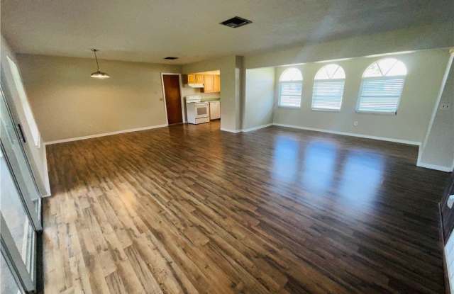 544 SE Chapman Avenue Gallery 3