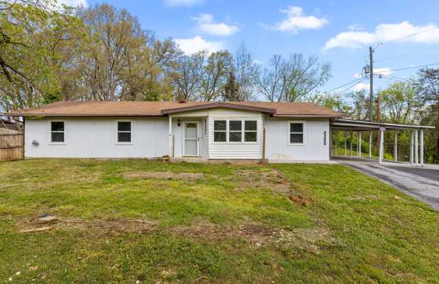Sevierville 37876 - 3 bedroom, 1 bath home just off of Boyds Creek Hwy - Text or Call John Mendoza 865-415-8628 - 2205 Island Boulevard, Sevierville, TN 37876