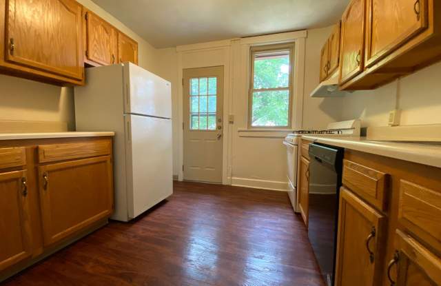 Spacious Three Bedroom Townhouse in Squirrel Hill! Lots of Natural Light! Call Today! Gallery 1