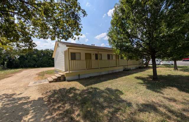 1/1 Triplex - End Unit /No Carpet / Vinyl Plank Flooring / Lots of Parking / CISD Gallery 1
