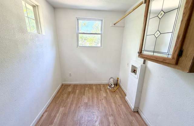 Charming 3BR in a Beautiful Park-Like Setting Gallery 4