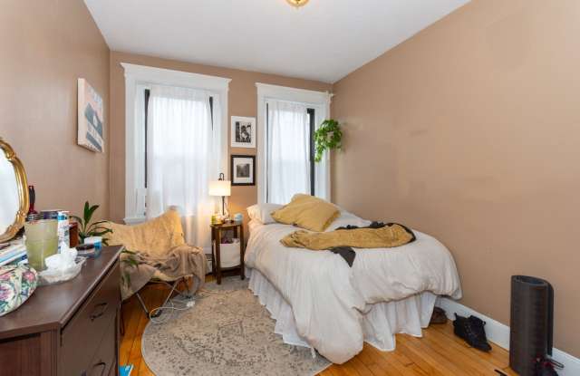 Huge 5 bed in Allston Gallery 3