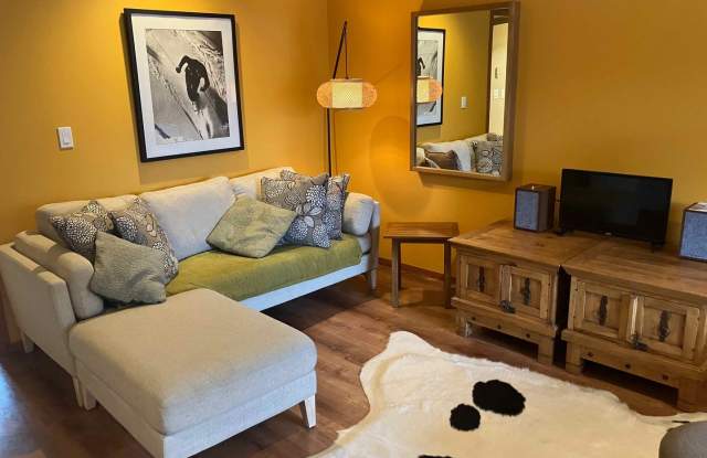 Charming Westside Condo Near Newport Market – Available April–October! photos photos