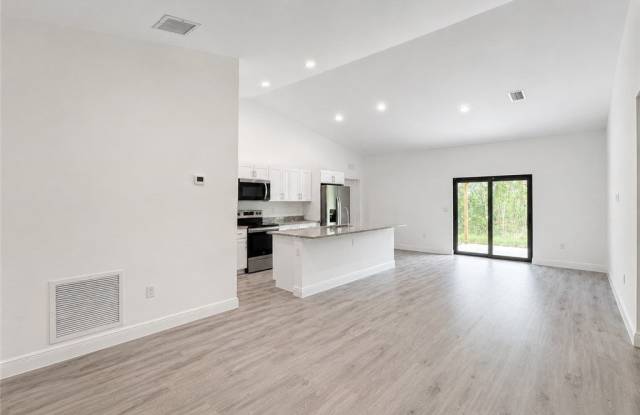 537 GREENBRIAR Boulevard Gallery 3