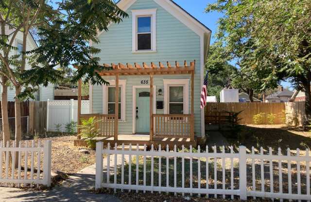 *READY FOR MOVE IN* Victorian Home In Reno photos photos