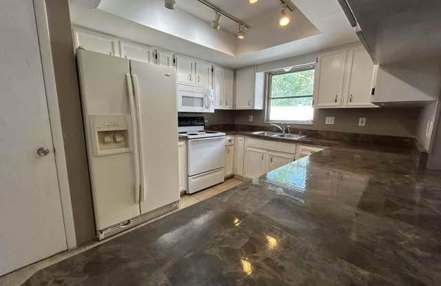 4/2 Home conveniently located in Sarasota near Beaches, Jungle Gardens, Airport & Downtown! Gallery 4