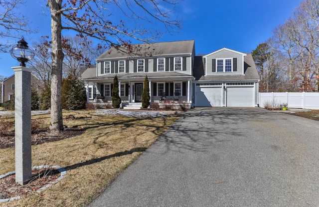 Gorgeous 3 Br -  2 1/2 Ba  Colonial with Pool in Sandwich - Year Round Rental Gallery 1