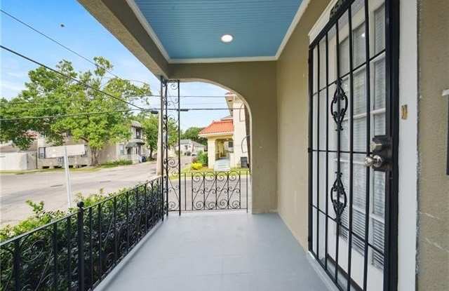 5537 WILLOW Street Gallery 2