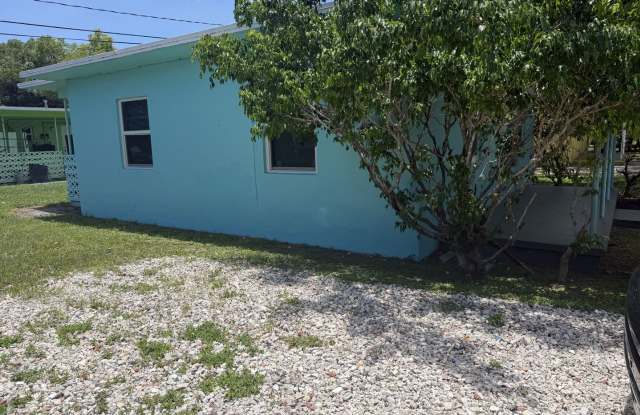 Freshly rehabbed, centrally located 2/1! Gallery 4