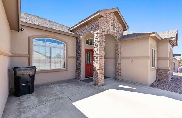 Spacious 5 Bedroom 3 Bath House near Golf Course Gallery 4