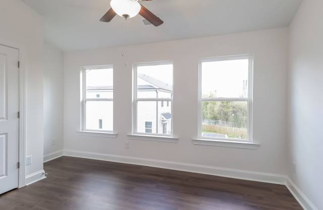 3-Bedroom, 3.5 Bath Townhome for Rent in Charlotte, NC | Attached Garage & Modern Kitchen Gallery 4