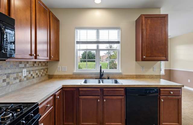 Spacious 3BR/2.5BA Middletown Townhome with Garage Gallery 4