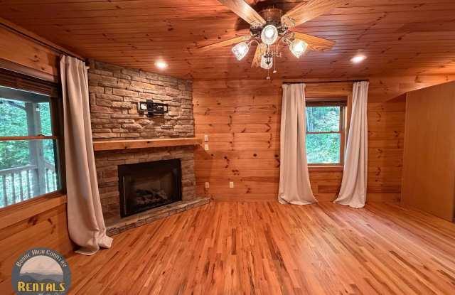 Three Bedroom Home with Spacious Outdoor Area Gallery 4