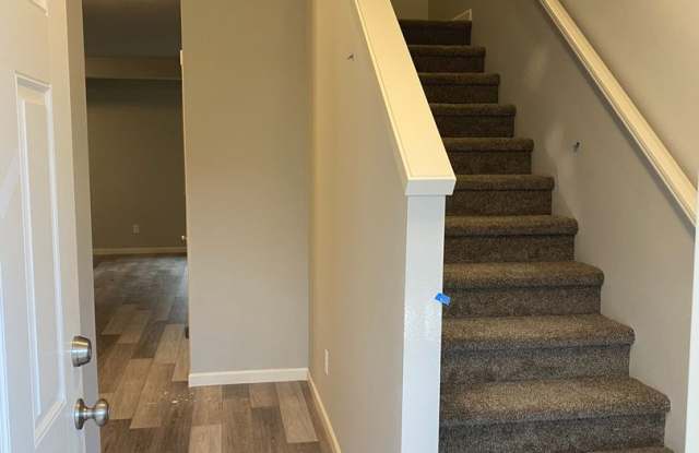 LIKE NEW End Unit Kalama Townhouse for Rent - 195 Cloverdale Rd Unit H Gallery 3