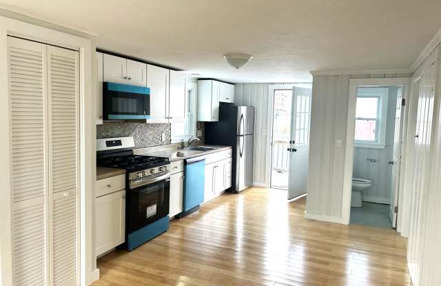 10 Jones Avenue - 10 Jones Avenue, Hampton Beach, NH 03842