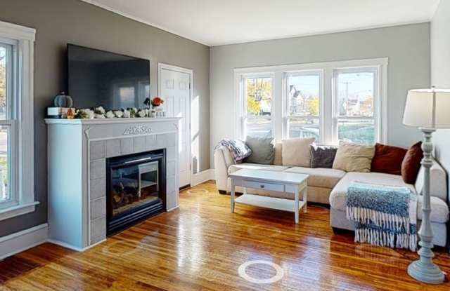 5Br 2Bath! Huge Deck Fully Renovated Gallery 3