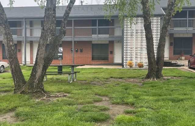 6011 Barton Dr Shawnee, KS 66203 / 1 bed / 1 bath apartment -Rent $895 - 60 West Apartments Gallery 3