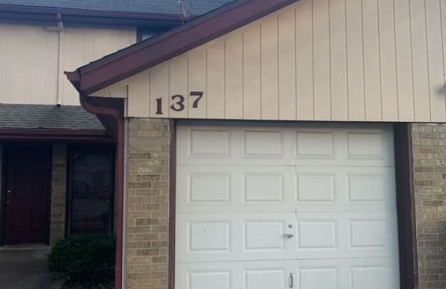 137 Southwest Oxford Place - 137 Southwest Oxford Place, Lee's Summit, MO 64063